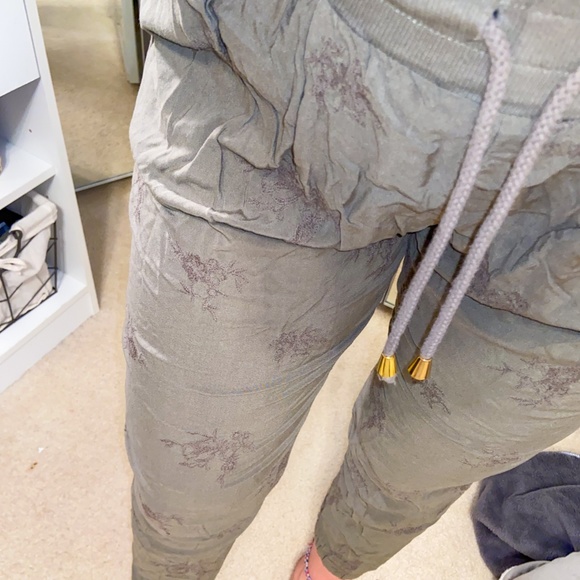 Detailed Army Green Flowy Pants - Picture 2 of 4